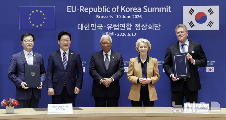 [브뤼셀=뉴시스] 최동준 기자 = 10일(현지 시간) 벨기에 브뤼셀 유럽 연합(EU) 이사회에서 열린 한-EU 디지털 통상 협정 서명식에서 이재명 대통령, 유럽 연합 안토니우 코스타 정상회의 상임의장, 우르술라 폰 데어 라이엔 집행위원장이 임석한 가운데 여한구 통상교섭본부장과 마로스 셰프초비치 통상 경제 안보 집행위원이 협정 서명 후 기념촬영을 하고 있다. 2026.06.10. photocdj@newsis.com