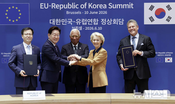 [브뤼셀=뉴시스] 최동준 기자 = 10일(현지 시간) 벨기에 브뤼셀 유럽 연합(EU) 이사회에서 열린 한-EU 디지털 통상 협정 서명식에서 이재명 대통령, 유럽 연합 안토니우 코스타 정상회의 상임의장, 우르술라 폰 데어 라이엔 집행위원장이 임석한 가운데 여한구 통상교섭본부장과 마로스 셰프초비치 통상 경제 안보 집행위원이 협정 서명 후 기념촬영을 하고 있다. 2026.06.10. photocdj@newsis.com