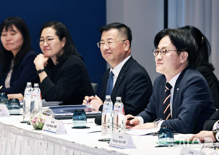[세종=뉴시스]산업통상부는 대한무역투자진흥공사(KOTRA)와 함께 '유럽지역 투자신고식' 및 '유럽투자가 라운드테이블'을 열고 유럽 기업의 한국 투자 확대와 미래 투자 협력 방향을 논의했다.(사진=산업부 제공)