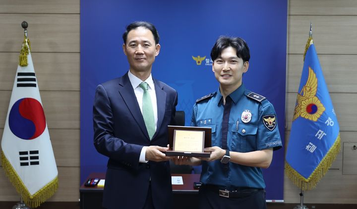 [칠곡=뉴시스] 베스트 112 선정패 전달식. (사진=칠곡경찰서 제공) 2026.06.11 photo@newsis.com *재판매 및 DB 금지