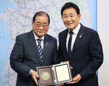 [대전=뉴시스] 조명휘 기자 = 더불어민주당 박용갑(대전 중구) 의원이 이종찬 광복회장 으로부터 독립유공자 예우 강화에 기여한 공로를 인정받아 감사패를 받고 있다. 2026.06.11. photo@newsis.com *재판매 및 DB 금지