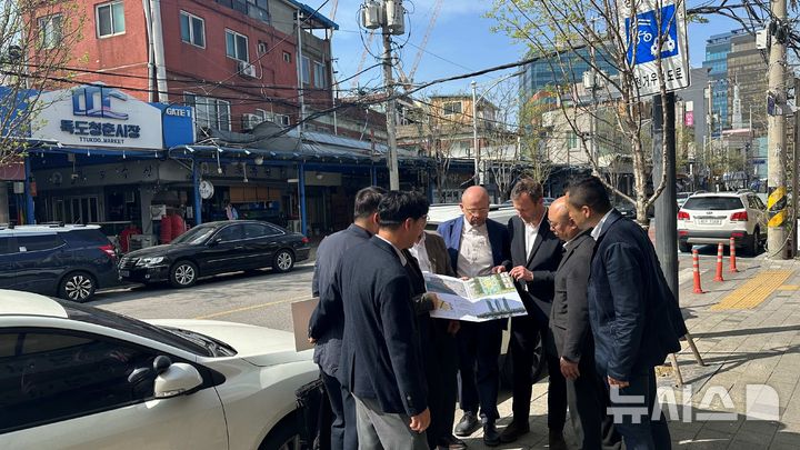 [서울=뉴시스] 최근 양사가 성수3지구를 방문해 현장 점검을 하고 있는 모습.