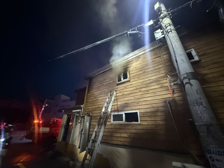 [부산=뉴시스] 11일 오전 부산 부산진구의 한 음식점 건물에서 불이 났다. (사진=부산소방재난본부 제공) 2026.06.11. photo@newsis.com *재판매 및 DB 금지