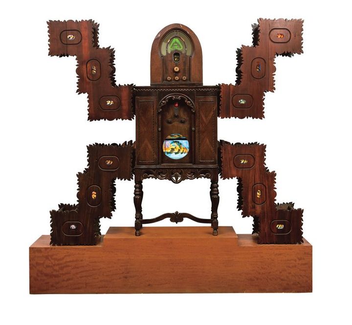 백남준,〈세종대왕〉, single-channel video, 14 antique TVs, antique radio and various objects , sculpture: 56.2×190.1×168(h)cm, pedestal: 45.3×210.1×41.7(h)cm, 1998, 추정가 2억 원 ~ 4억 원 *재판매 및 DB 금지