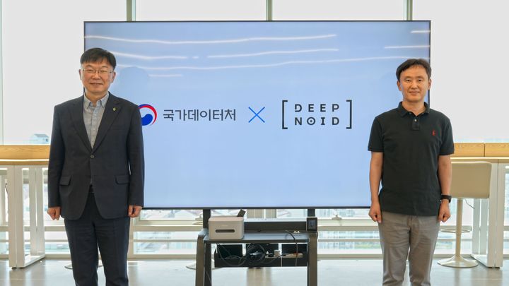 [서울=뉴시스] 국내 1세대 의료 AI 전문기업 딥노이드는 지난 10일 서울 딥노이드 본사에서 안형준 국가데이터처장과 만나 국가데이터 정책에 관한 기업 입장에서 의견을 개진하고 관련 논의를 진행했다고 11일 밝혔다. 안형준 국가데이터처장(왼쪽)과 최우식 딥노이드 대표가 기념촬영을 하고 있다. (사진=딥노이드 제공) 2026.06.11. photo@newsis.com *재판매 및 DB 금지