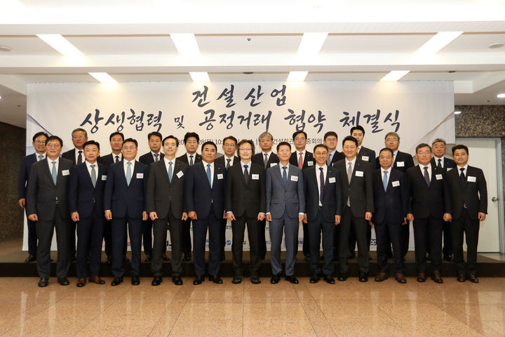 [서울=뉴시스]대우건설은 지난달 28일 '건설산업 상생협력 및 공정거래 협약식'에서 공정거래위원회, 대한전문건설협회와 협약을 체결했다고 11일 밝혔다. (사진=대우건설 제공) 2026. 6. 11. *재판매 및 DB 금지