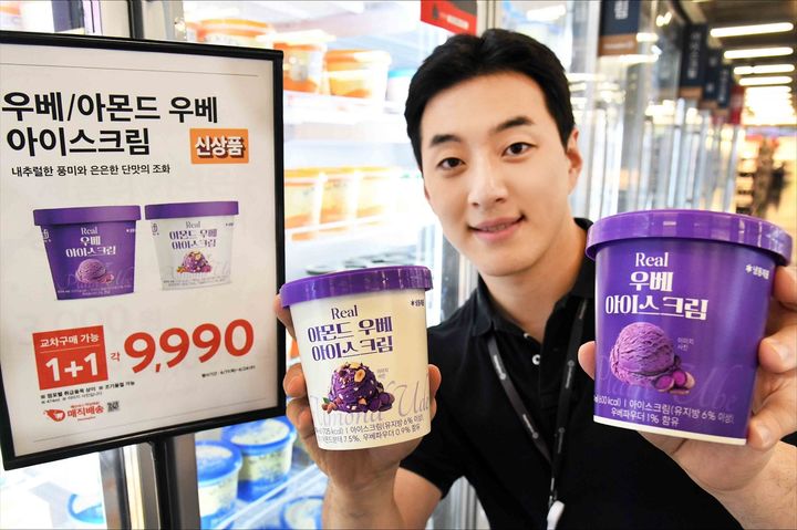[서울=뉴시스] 김정한 홈플러스 냉장편의&냉동팀 바이어가 신상품 '우베 아이스크림(2종)'을 소개하고 있다. (사진=홈플러스 제공) 2026.06.11. photo@newsis.com *재판매 및 DB 금지