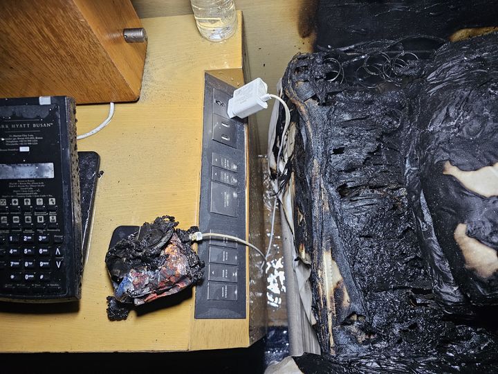 [부산=뉴시스] 10일 오후 부산 해운대구 호텔 화재의 최초 발화 원인으로 추정된 보조배터리. (사진=부산소방재난본부 제공) 2026.06.11. photo@newsis.com *재판매 및 DB 금지