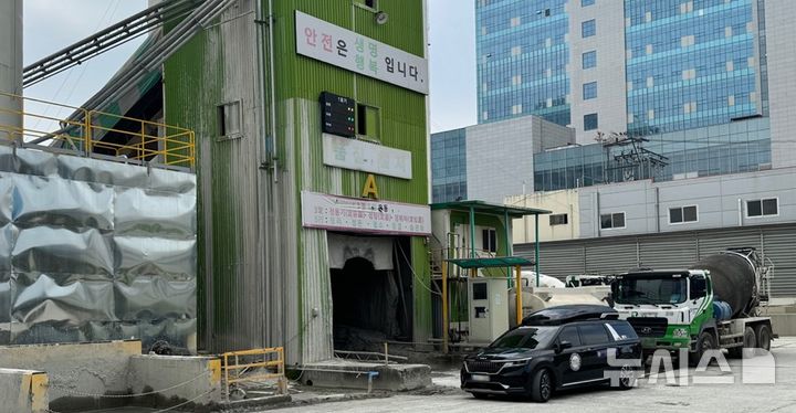 [서울=뉴시스] 경기도 평택에 위치한 한 레미콘 제조 공장에서 전국레미콘운송노동조합(전운련) 노조원들이 레미콘 출하를 저지하고 있다. (사진=제보자 제공)