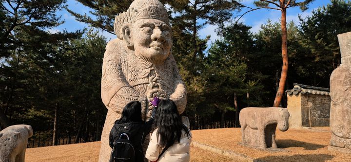 [서울=뉴시스] 지난해 11월 26일 태릉에서 궁능 현장영상해설이 이뤄지고 있다. (사진=국가유산청 제공) 2026.06.11. photo@newsis.com *재판매 및 DB 금지