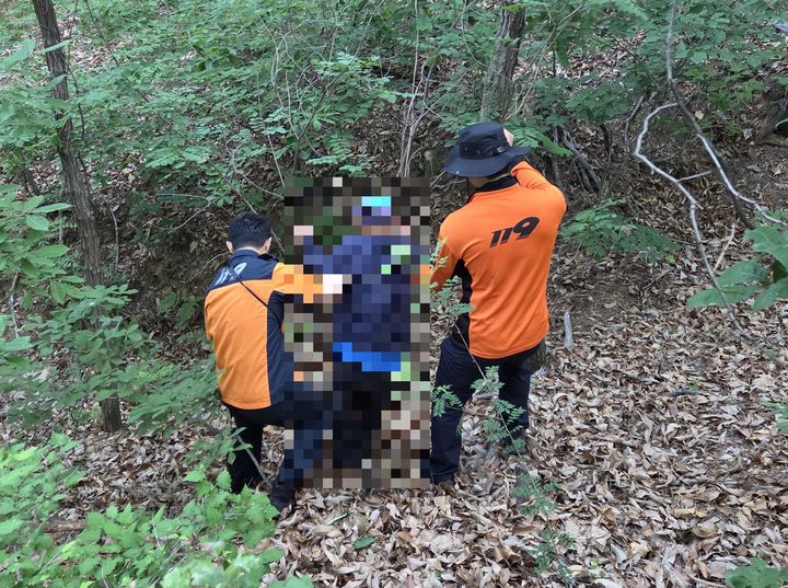 [문경=뉴시스] 실종된 노인을 구조해 하산하고 있다. (사진=문경소방서 제공) 2026.06.11. photo@newsis.com&nbsp; *재판매 및 DB 금지