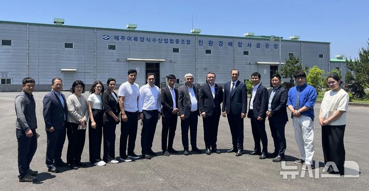 [제주=뉴시스] 제주어류양식수협이 우즈베키스탄 어업협회(Uzbekbaliqsanoat) 및 수산연구소(Fisheries Research Institute)와 삼자 간 업무협약(MOU)를 체결하고 기념 사진을 찍고 있다. (사진=제주어류양식수협 제공) 2026.06.11. photo@newsis.com
