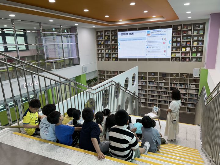 [용인=뉴시스] 문해력 활동을 하고 있는 학생들. (사진=용인교육지원청 제공) 2026.06.11. photo@newsis.com *재판매 및 DB 금지