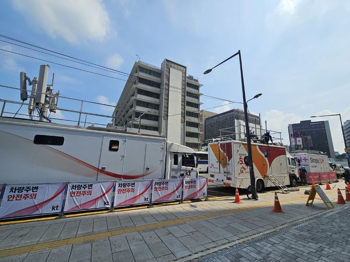 [서울=뉴시스] 박은비 기자 = 이동통신3사 이동기지국 차량이 서울 광화문광장에 자리잡은 모습. 각사 직원들이 12일 대한민국 대표팀 첫 경기인 체코전을 앞두고 막바지 점검 중이다. 2026.06.11. silverline@newsis.com *재판매 및 DB 금지
