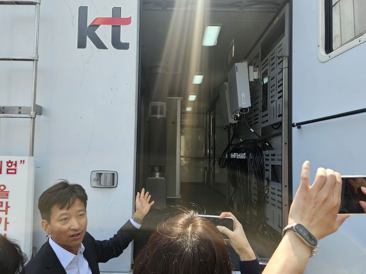 [서울=뉴시스] 박은비 기자 = 박창호 수도권강북NW운용본부 서울강북액세스운영센터장(상무보)이 KT 이동기지국 내부를 소개하는 모습. 2026.06.11. silverline@newsis.com *재판매 및 DB 금지