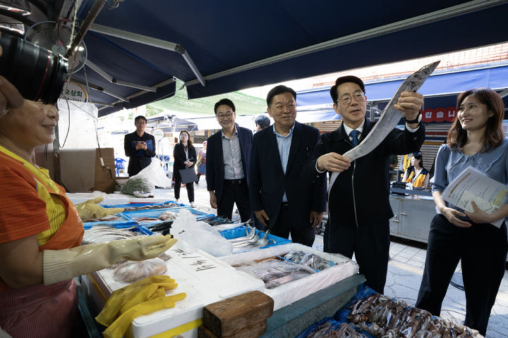 [서울=뉴시스] 황종우 해양수산부 장관은 11일 부산 해수부 청사 인근 수정전통시장을 찾아 주요 수산물의 수급과 가격 동향을 살펴보고, 온누리상품권 환급행사 운영 상황을 점검했다. (사진=해양수산부 제공) 2026.06.11. photo@newsis.com *재판매 및 DB 금지
