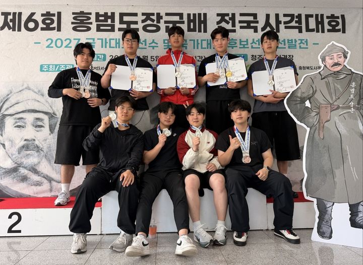 [부산=뉴시스] 동명대학교 사격부가 홍범도장군배 전국사격대회 메달을 획득하고 기념사진을 촬영하고 있다. (사진=동명대 제공) 2026.06.11. photo@newsis.com *재판매 및 DB 금지