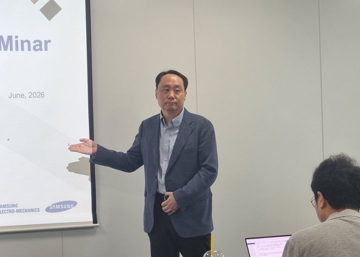 [서울=뉴시스]이지용 기자 = 김원기 삼성전기 그룹장이 11일 오전 서울 태평로 삼성 기자실에서 실리콘 캐패시터에 대해 설명하고 있다. 2026.06.11. leejy5223@newsis.com *재판매 및 DB 금지
