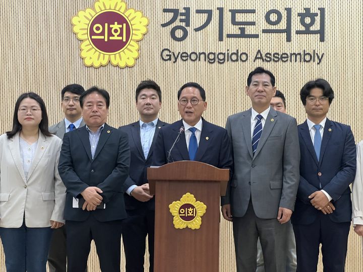 [수원=뉴시스] 이병희 기자 = 안광률 경기도의회 의원이 11일 도의회 브리핑룸에서 동료의원들과 함께 12대 의회 민주당 대표의원 출마 기자회견을 하고 있다. 2026.06.11. iambh@newsis.com *재판매 및 DB 금지