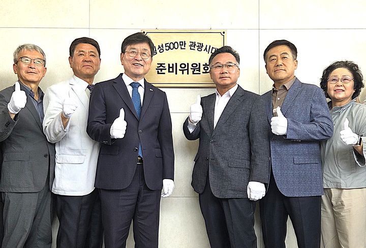 [횡성=뉴시스] 이덕화 기자 = 11일 강원 횡성군 '500만 관광시대 준비위원회' 출범식이 열린 가운데 장신상 횡성군수 당선인을 비롯해 인수위원들이 엄지 손가락을 들어 올리고 있다. 2026.06.11. wonder8768@newsis.com *재판매 및 DB 금지
