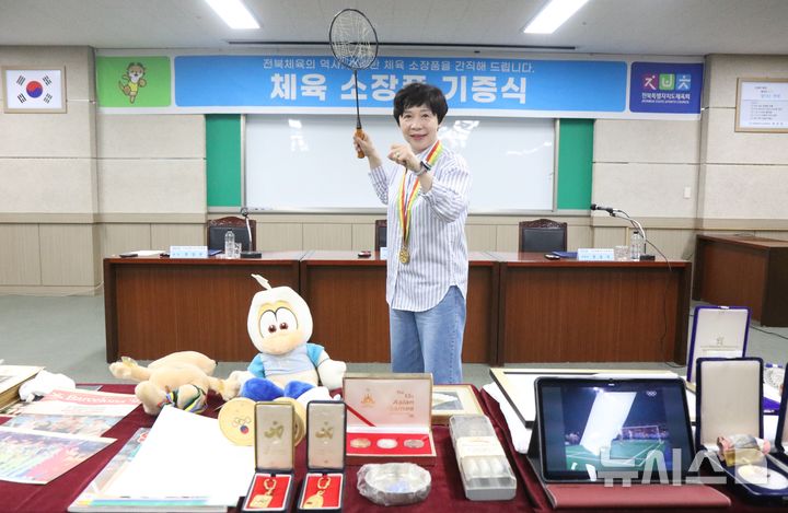 [전주=뉴시스] 1992 바르셀로나 올림픽 배드민턴 여자 복식 금메달리스트인 정소영 영웅이 11일 전북도체육회에서 체육 소장품 전달식을 가진 가운데 포즈를 취하고 있다. 2026.06.11 *재판매 및 DB 금지
