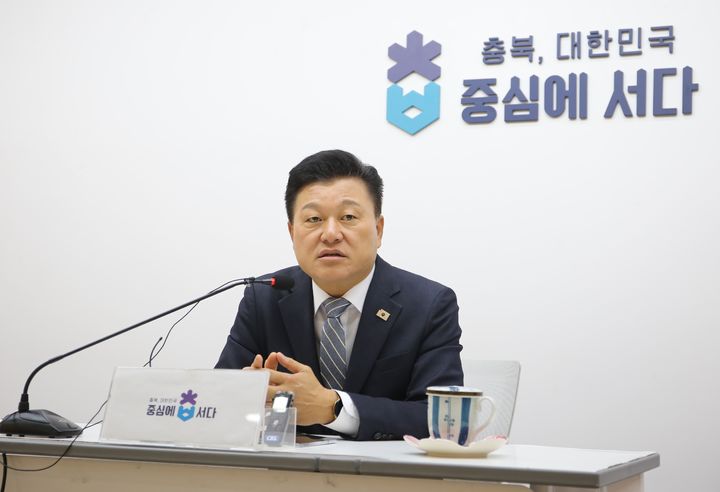 [청주=뉴시스] 이도근 기자= 신용한 충북지사 당선인이 11일 청주시 상당구 문화동 충북도청 브리핑룸에서 타운홀 방식 기자간담회를 열어 민선 9기 정책 방향 등을 설명하고 있다. 2026.06.11. nulha@newsis.com *재판매 및 DB 금지