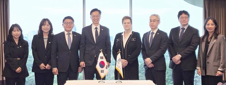[대전=뉴시스] 한-세계지식재산기구 양자회의 뒤 양기관 관계자들이 기념촬영을 하고 있다. *재판매 및 DB 금지