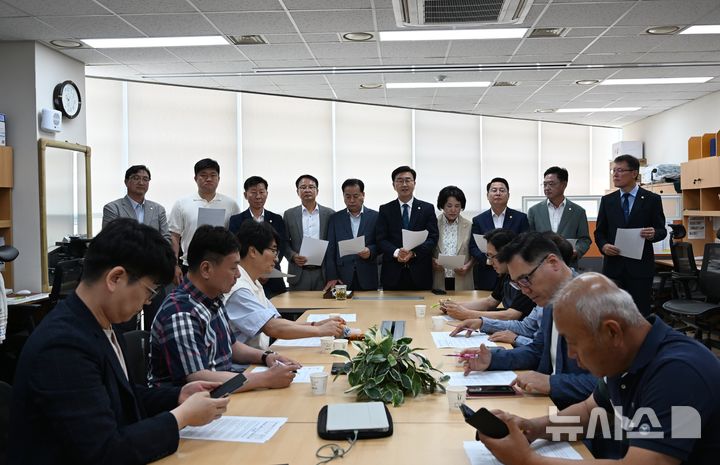 [완주=뉴시스] 전북 완주군의회 유의식 의장과 의원들이 11일 이원택 전북특별자치도지사 당선인의 완주·전주 통합 추진 중단 약속을 환영하는 입장을 밝히고 있다. 2026.06.11 *재판매 및 DB 금지