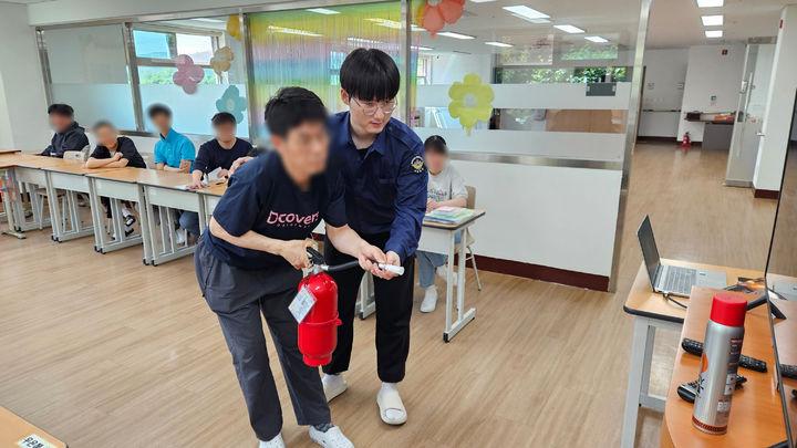 [대구=뉴시스] 대구 달성군 덕수복지재단 사랑마을에서 복무 중인 박근호 사회복무요원이 발달장애인 대상으로 맞춤형 소방안전교육을 진행하고 있다. (사진=대구경북지방병무청 제공) 2026.06.11. photo@newsis.com *재판매 및 DB 금지