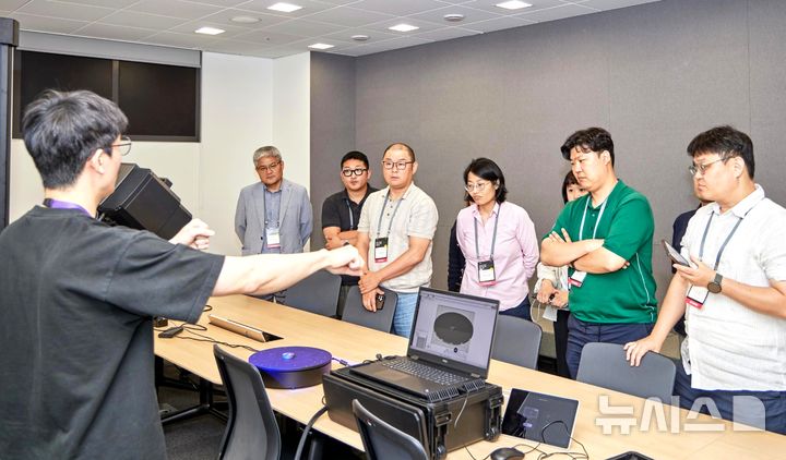 [포항=뉴시스] = 포스텍에 있는 애플 제조업 R&D 지원 센터의 스마트 제조 프로그램 'SME WEEK' 진행 모습. (사진=포항시 제공) 2026.06.11. photo@newsis.com