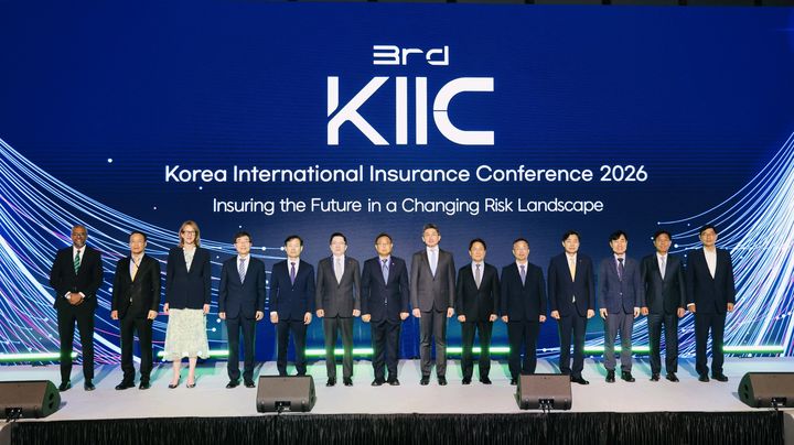 [서울=뉴시스] 국내 최대 글로벌 보험 컨퍼런스 'KIIC 2026' 참가자들이 기념촬영을 하고 있다. (왼쪽부터) 갤러거 APAC Roshan Perera CEO, UIB 보험중개 이흥수 대표, Aon EMEA Tracy-Lee Kus Co-CEO, 보험연구원 김헌수 원장, 보험개발원 박진호 부원장, 한화손해보험 나채범 사장, 금융감독원 서영일 부원장보, 금융위원회 안창국 상임위원, 삼성화재 이문화 사장, 화재보험협회 이승우 부이사장, 손해보험협회 이병래 회장, 보험연수원 하태경 원장, 마쉬코리아 구경태 대표, LK보험중개 강두석 대표. (사진=삼성화재 제공) 2026.06.11. photo@newsis.com *재판매 및 DB 금지