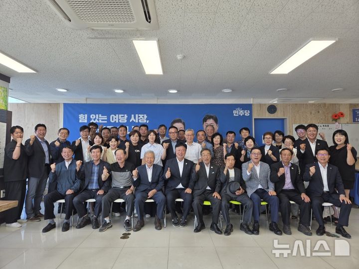 [이천=뉴시스] 성수석 경기 이천시장 당선인이 선거대책위 해단식을 열고 기념촬영을 하고 있다 (사진= 성수석 선거사무실 제공) 2026.06.11.photo@newsis.com