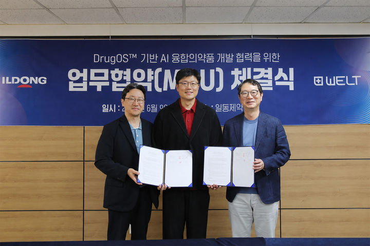 [서울=뉴시스] 웰트 강성지 대표(가운데)와 일동제약 윤웅섭 대표(오른쪽), 이재준 대표(왼쪽)가 업무협약 체결 후 기념 촬영을 하고 있다. (사진=일동제약 제공) 2026.6.11. photo@newsis.com *재판매 및 DB 금지