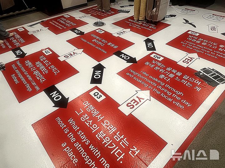 [부산=뉴시스] 진민현 기자 = 11일 부산역 유라시아플랫폼 BTS 웰컴센터에 마련된 '나의 부산여행 유형 찾기' 체험 공간에서 관람객들이 보드게임 형식의 콘텐츠를 체험하고 있다. 관람객들은 질문에 답하며 자신의 취향에 맞는 부산 관광 코스를 추천받을 수 있다. 2026.06.11.truth@newsis.com