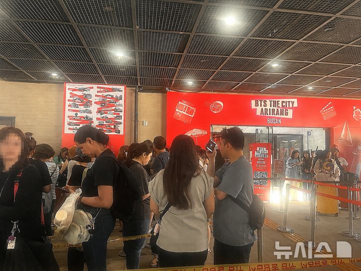 [부산=뉴시스] 진민현 기자 = 11일 오후 부산역 유라시아플랫폼에 마련된 BTS 웰컴센터 앞에 국내외 아미(ARMY)들이 입장을 기다리며 줄을 서 있다. BTS 월드투어 '아리랑 인 부산' 공연을 하루 앞두고 웰컴센터에는 전 세계 팬들의 발길이 이어졌다. 2026.06.11.truth@newsis.com