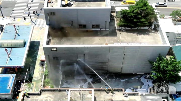 [인천=뉴시스] 11일 오후 인천 계양구 작전동 한 전자제품 판매점에서 불이 나 소방당국이 불을 끄고 있다. (사진=인천소방본부 제공) 2026.06.11. photo@newsis.com