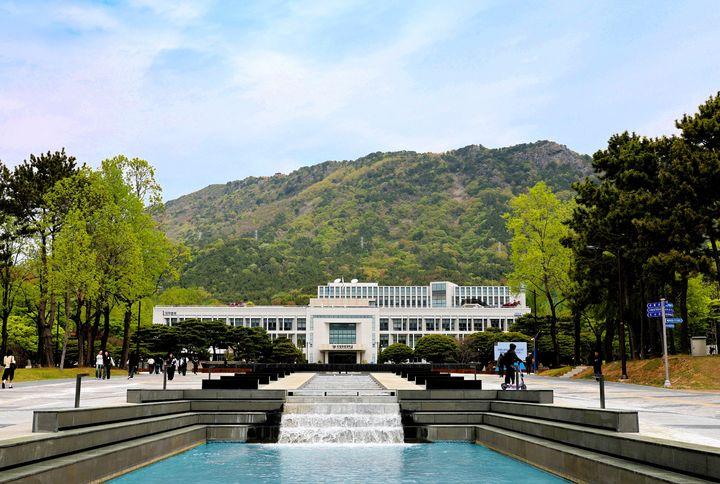 국립창원대학교 대학본부와 본부 앞 탁연지(濯硯池) 전경.(사진=국립창원대 제공) 2026.06.11. *재판매 및 DB 금지