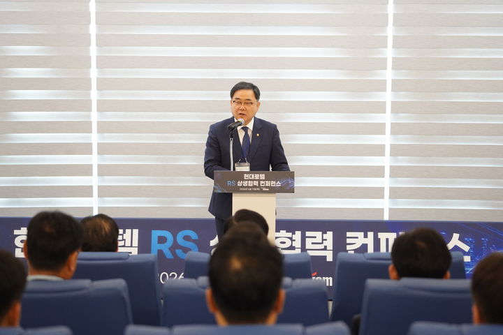 [창원=뉴시스] 강경국 기자 = 더불어민주당 허성무 의원이 11일 현대로템 경남 창원공장에서 열린 2026 현대로템 RS(레일솔루션) 상생협력 컨퍼런스에 참석해 인사말을 하고 있다. (사진=허성무 의원실 제공). 2026.06.11. photo@newsis.com *재판매 및 DB 금지