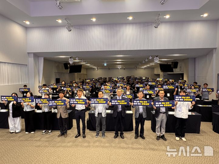 [세종=뉴시스]한국산업기술진흥원은 광주·전남지역산업진흥원과 함께 11일 여수 베네치아 호텔 컨벤션홀에서 '서남권(광주·전남) 지역혁신클러스터 추진단 출범식'을 개최했다. (사진=광주.전남지역산업진흥원)