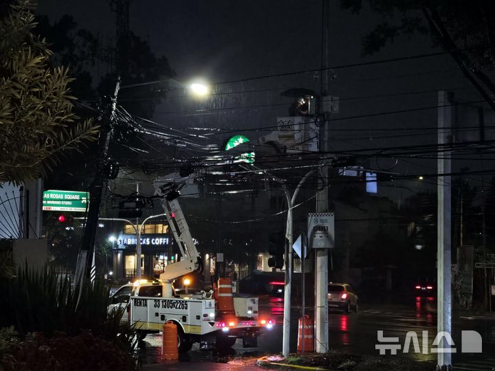 [과달라하라(멕시코)=뉴시스] 하근수 기자= 한국 취재진이 머무는 멕시코 과달라하라 시내 호텔 앞에 떨어진 벼락으로 한밤중 진행된 가로등 보수 작업. 2026.06.11. hatriker22@newsis.com