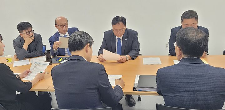 [세종=뉴시스] 조상호 세종시장 당선인이 공무원들과 지역화폐 여민전과 관련해 추가경정예산 확보 방안을 협의하는 모습. (사진=제5대 세종시장직 인수위원회) 2026.06.11. photo@newsis.com. *재판매 및 DB 금지