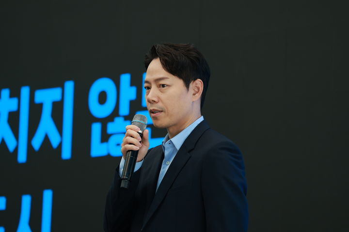 [서울=뉴시스] 황순배 네이버 임팩트시너지 그룹장이 10일 부산에서 열린 '로컬 밋업'에서 발표하는 모습. (사진=네이버 제공) *재판매 및 DB 금지