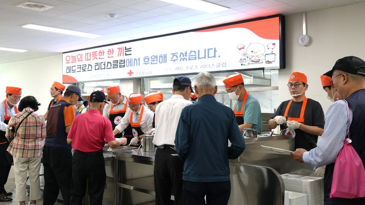 대한적십자사 광주전남지사는 '레드크로스 리더스클럽'이 광주봉사관에서 취약계층 어르신들을 위한 무료급식 배식 봉사활동을 펼쳤다고 11일 밝혔다. (사진 = 대한적십자사 광주전남지사 제공) 2026.06.11. photo@newsis.com *재판매 및 DB 금지