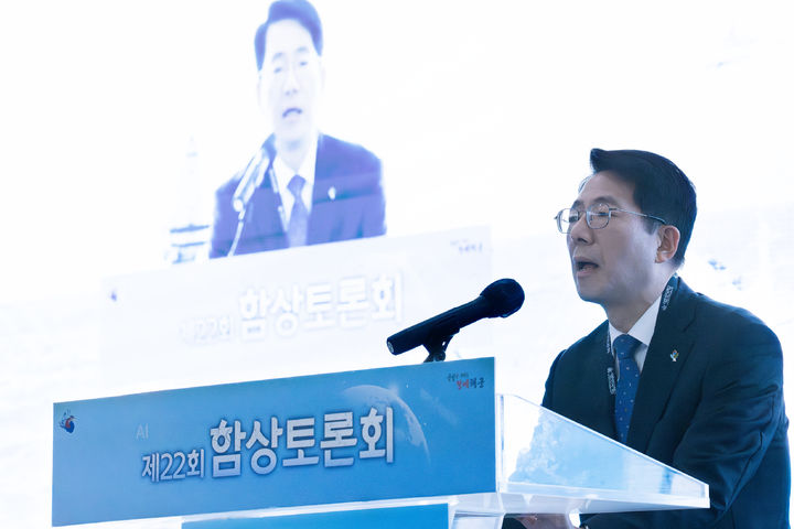 [서울=뉴시스] 황종우 해양수산부 장관은 11일 부산 해군작전기지 마라도함에서 열린 제22회 함상토론회에 참석했다. (사진=해수부 제공) 2026.06.11. photo@newsis.com *재판매 및 DB 금지