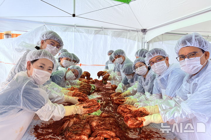 [세종=뉴시스]한국남부발전은 11일 부산 남구청 후문 광장에서 지역 소외계층을 위한 '여름 김장나눔 봉사활동'을 실시했다.(사진=남부발전 제공)