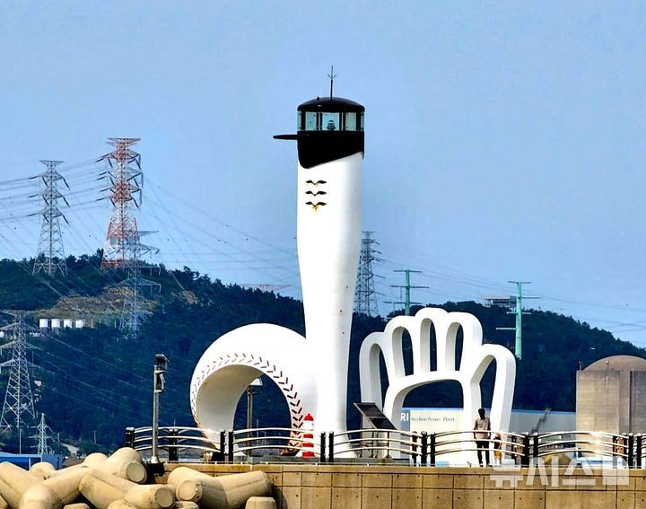 [서울=뉴시스] 6월 등대 '칠암항남방파제등대'. (사진=한국항로표지기술원 제공)