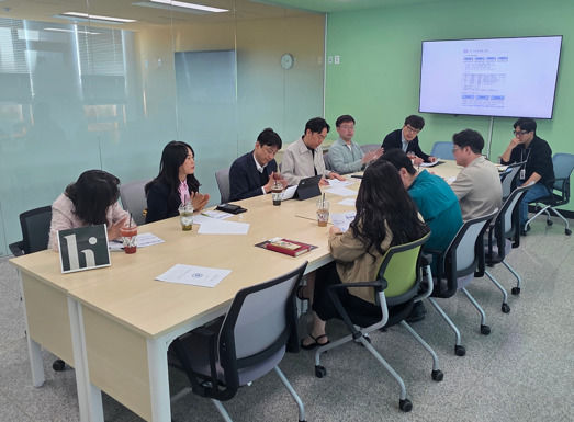 [화성=뉴시스] BTL 인수인계 협의회 참석자들이 행정 분야별 협의회를 진행하고 있다. (사진=화성오산교육지원청 제공) 2026.06.11. photo@newsis.com *재판매 및 DB 금지