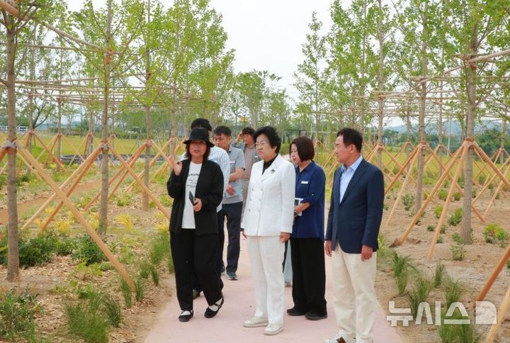 [이천=뉴시스] 경기 이천시가 이섭대천공원 초화 특화공간 조성 사업을 완료했다. (사진=이천시 제공) 2026.06.11. photo@newsis.com