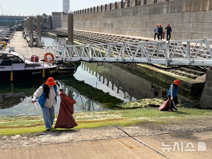 [서울=뉴시스] '깨끗한 항, 다시 찾고 싶은 항' 캠페인.