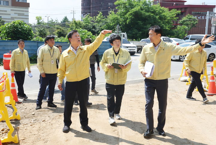 [정읍=뉴시스] 11일 이학수 정읍시장이 금붕·동곡 재해 위험지구를 찾아 자연재해 대비태세를 점검하고 있다. *재판매 및 DB 금지